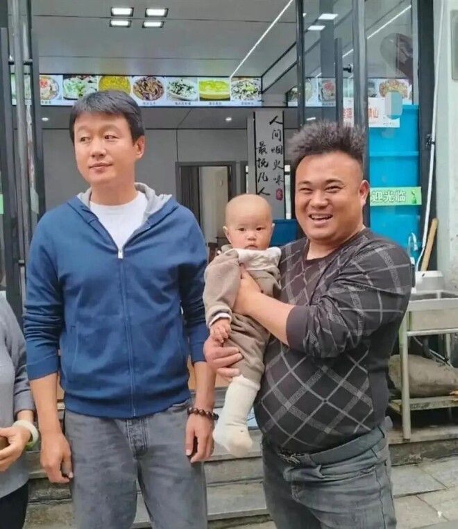 47岁佟大为被偶遇：个子挺矮 身材微胖好普通啊
