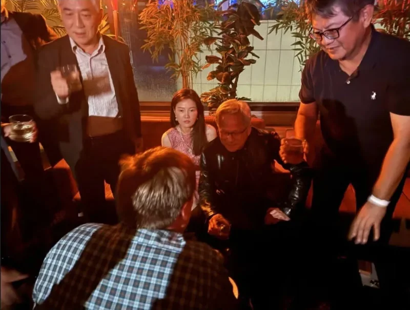 被指控与“中国女间谍”密切交往，黄仁勋气晕了